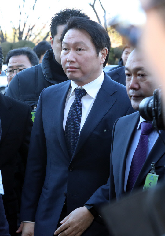 국회 들어서는 최태원 SK그룹 회장        (서울=연합뉴스) 김주성 기자 = 최태원 SK그룹 회장이 6일 오전 '최순실 국정농단 게이트' 진상규명을 위한 국정조사 특위 청문회에 참석하기 위해 서울 여의도 국회의사당으로 들어가고 있다. 2016.12.6      utzza@yna.co.kr  (끝)